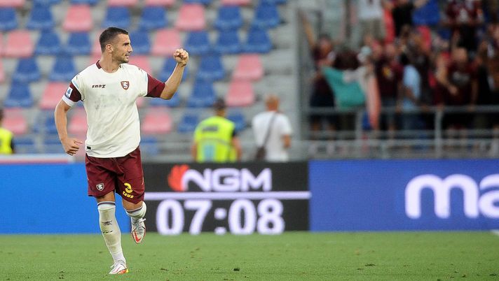 BOLOGNA, ITALY - AUGUST 22: Federico Bonazzoli of US Salernitana celebrates after scoring the opening goal from the penalty spot during the Serie A match between Bologna FC v US Salernitana at Stadio Renato Dall'Ara on August 22, 2021 in Bologna, Italy. (Photo by Mario Carlini / Iguana Press/Getty Images) BOLOGNA, ITALY - AUGUST 22: Federico Bonazzoli of US Salernitana celebrates after scoring the opening goal from the penalty spot during the Serie A match between Bologna FC v US Salernitana at Stadio Renato Dall'Ara on August 22, 2021 in Bologna, Italy. (Photo by Mario Carlini / Iguana Press/Getty Images)