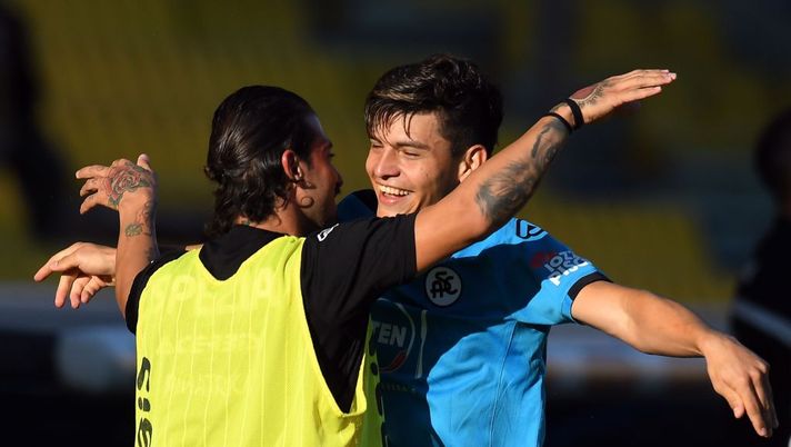 PARMA, ITALY - OCTOBER 25: Kevin Agudelo of Spezia Calcio  celebrates after scoring his team second goal during the Serie A match between Parma Calcio and Spezia Calcio at Stadio Ennio Tardini on October 25, 2020 in Parma, Italy. (Photo by Alessandro Sabattini/Getty Images) 