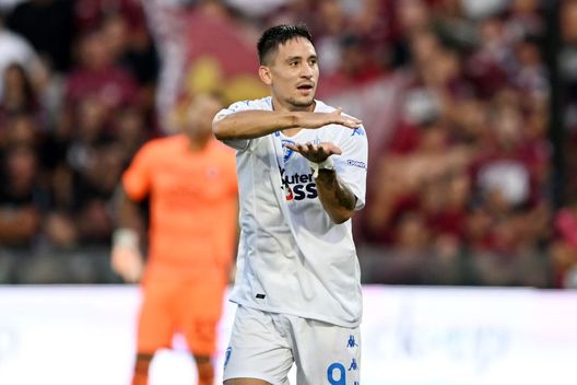SALERNO, ITALY - SEPTEMBER 05: Martin Satriano of Empoli FC celebrates after scoring the 0-1 goal during the Serie A match between Salernitana and Empoli FC at Stadio Arechi on September 05, 2022 in Salerno, Italy. (Photo by Francesco Pecoraro/Getty Images) Maytum, agente di Satriano: “Empoli una scelta precisa, qui sanno come far crescere i giovani” - immagine 1