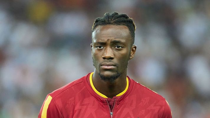 UDINE, ITALY - SEPTEMBER 04: Tammy Abraham of AS Roma looks on during the Serie A match between Udinese Calcio and AS Roma at Dacia Arena on September 04, 2022 in Udine, Italy. (Photo by Emmanuele Ciancaglini/Getty Images) Messaggero: “Abraham non segna e rischia il Mondiale. Il dato che fa ben sperare” - immagine 1