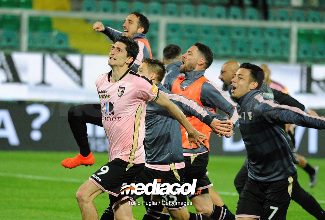  PALERMO, ITALY - APRIL 08: Players of Palermo celebrate victory at the end of the Serie B match between US Citta di Palermo and Hellas Verona at Stadio Renzo Barbera on April 08, 2019 in Palermo, Italy. (Photo by Getty Images/Getty Images) 
