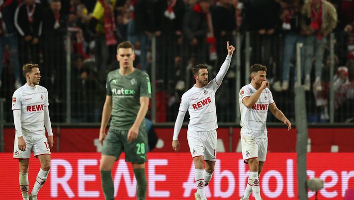 COLOGNE, GERMANY - NOVEMBER 27: Mark Uth of 1. FC Koeln celebrates after scoring their side's second goal during the Bundesliga match between 1. FC Köln and Borussia Mönchengladbach at RheinEnergieStadion on November 27, 2021 in Cologne, Germany. (Photo by Dean Mouhtaropoulos/Getty Images) Colonia, il premio per la vittoria nel derby: una birra e due giorni di riposo… - immagine 1