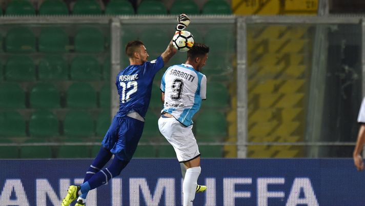 PALERMO, ITALY - AUGUST 06: Josip Posavec (L) goalkeeper of Palermo and Andrea Saraniti of Virtus Francavilla compete for the ball during the Tim Cup match between US Citta' di Palermo and Virtus Francavilla at Renzo Barbera Stadium on August 6, 2017 in Palermo, Italy. (Photo by Tullio M. Puglia/Getty Images) PALERMO, ITALY - AUGUST 06: Josip Posavec (L) goalkeeper of Palermo and Andrea Saraniti of Virtus Francavilla compete for the ball during the Tim Cup match between US Citta' di Palermo and Virtus Francavilla at Renzo Barbera Stadium on August 6, 2017 in Palermo, Italy. (Photo by Tullio M. Puglia/Getty Images)