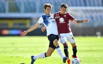  TURIN, ITALY - SEPTEMBER 26: Alejandro Berenguer (R) of Torino FC is challenged by Marten De Roon of Atalanta BC during the Serie A match between Torino FC and Atalanta BC at Stadio Olimpico di Torino on September 26, 2020 in Turin, Italy. (Photo by Valerio Pennicino/Getty Images)