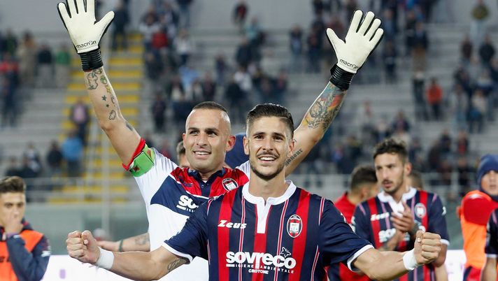 CROTONE, ITALY - OCTOBER 30: Diego Falcinelli of Crotone celebrates after scoring his team's second goal during the Serie A match between FC Crotone and AC ChievoVerona at Stadio Comunale Ezio Scida on October 30, 2016 in Crotone, Italy. (Photo by Maurizio Lagana/Getty Images) CROTONE, ITALY - OCTOBER 30: Diego Falcinelli of Crotone celebrates after scoring his team's second goal during the Serie A match between FC Crotone and AC ChievoVerona at Stadio Comunale Ezio Scida on October 30, 2016 in Crotone, Italy. (Photo by Maurizio Lagana/Getty Images)