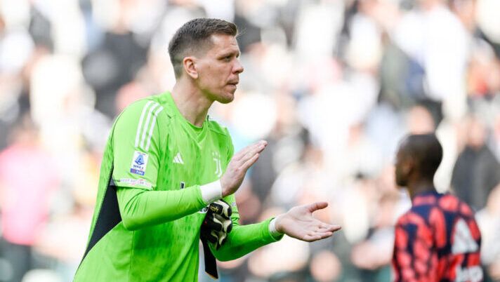 TURIN, ITALY - MARCH 17: Juventus goalkeeper Wojciech Szczesny greets the fans after the Serie A TIM match between Juventus and Genoa CFC at Allianz Stadium on March 17, 2024 in Turin, Italy. (Photo by Daniele Badolato - Juventus FC/Juventus FC via Getty Images) Szczesny: “Se uno non gestisce la pressione di puntare allo Scudetto non è da Juve, vada a calcetto” - immagine 1