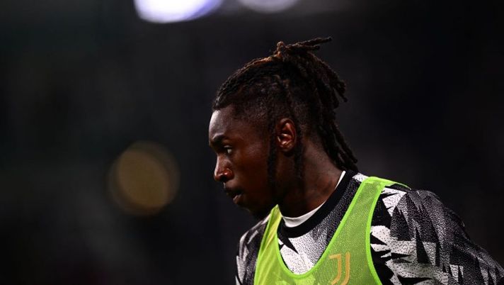 Juventus' Italian forward Moise Kean warms up prior to the Italian Serie A football match between Juventus and Hellas Verona on April 1, 2023 at the Juventus stadium in Turin. (Photo by Marco BERTORELLO / AFP) (Photo by MARCO BERTORELLO/AFP via Getty Images) Juve, Kean segna ma c’è la brutta notizia: salterà la prossima con la Lazio - immagine 1