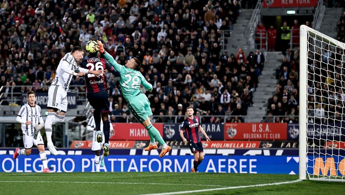 BOLOGNA, ITALY - APRIL 30: Dusan Vlahovic of Juventus hits the ball but Lukasz Skorupski goalkeeper of Bologna FC saves during the Serie A match between Bologna FC and Juventus at Stadio Renato Dall'Ara on April 30, 2023 in Bologna, Italy. (Photo by Daniele Badolato - Juventus FC/Juventus FC via Getty Images) Juve, un punticino - immagine 1