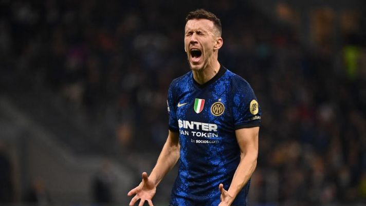 Inter Milan's Croatian midfielder Ivan Perisic reacts after missing a goal opportunity during the Italian Serie A football match between Inter and Juventus on October 24, 2021 at the Giuseppe-Meazza (San Siro) stadium in Milan. (Photo by Marco BERTORELLO / AFP) (Photo by MARCO BERTORELLO/AFP via Getty Images) Infortunio Perisic, Gazzetta: “Ecco la prima diagnosi, stop minimo di un mese” - immagine 1