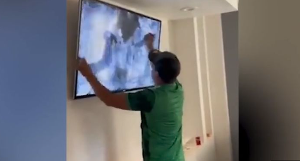 Messico eliminato, l’incredibile reazione di un tifoso: pugni e coltellate…al televisore- immagine 2