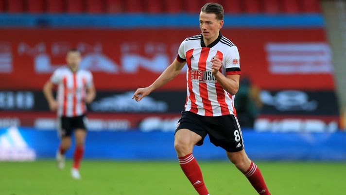 Sheffield United's Norwegian midfielder Sander Berge runs with the ball during the English Premier League football match between Sheffield United and West Ham United at Bramall Lane in Sheffield, northern England on November 22, 2020. (Photo by MIKE EGERTON / POOL / AFP) / RESTRICTED TO EDITORIAL USE. No use with unauthorized audio, video, data, fixture lists, club/league logos or 'live' services. Online in-match use limited to 120 images. An additional 40 images may be used in extra time. No video emulation. Social media in-match use limited to 120 images. An additional 40 images may be used in extra time. No use in betting publications, games or single club/league/player publications. / (Photo by MIKE EGERTON/POOL/AFP via Getty Images) Gazzetta: “Napoli, Berge il preferito a centrocampo ma un dettaglio pesa sulla trattativa” - immagine 1