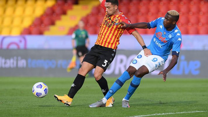 BENEVENTO, ITALY - OCTOBER 25: Gaetano Letizia of Benevento Calcio vies with Victor Osimhen of Benevento Calcio during the Serie A match between Benevento Calcio and SSC Napoli at Stadio Ciro Vigorito on October 25, 2020 in Benevento, Italy. (Photo by Francesco Pecoraro/Getty Images) 