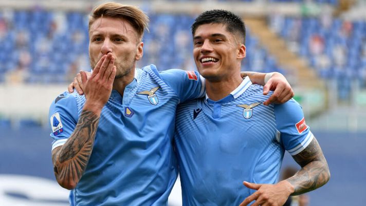 ROME, ITALY - MAY 02: Ciro Immobile of SS Lazio celebrates their second goal from the penalty spot during the Serie A match between SS Lazio and Genoa CFC at Stadio Olimpico on May 02, 2021 in Rome, Italy. Sporting stadiums around Italy remain under strict restrictions due to the Coronavirus Pandemic as Government social distancing laws prohibit fans inside venues resulting in games being played behind closed doors. (Photo by Marco Rosi - SS Lazio/Getty Images) Lazio, assenze e novità di formazione: dal portiere alla febbre di Immobile, out Milinkovic - immagine 1