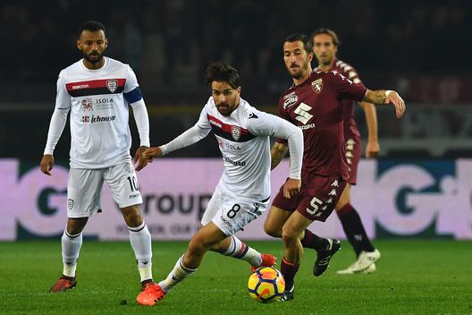  TURIN, ITALY - OCTOBER 29: Mirko Valdifiori (R) of Torino FC competes with Luca Cigarini of Cagliari Calcio during the Serie A match between Torino FC and Cagliari Calcio at Stadio Olimpico di Torino on October 29, 2017 in Turin, Italy. (Photo by Valerio Pennicino/Getty Images) 