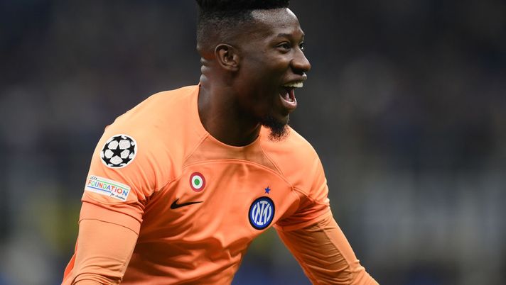 MILAN, ITALY - MAY 16: Andre Onana of FC Internazionale celebrates at the end of the UEFA Champions League semi-final second leg match between FC Internazionale and AC Milan at Stadio Giuseppe Meazza on May 16, 2023 in Milan, Italy. (Photo by Mike Hewitt/Getty Images) Inter, nuovi contatti per Onana al Manchester United: cosa filtra su offerta e cifre - immagine 1