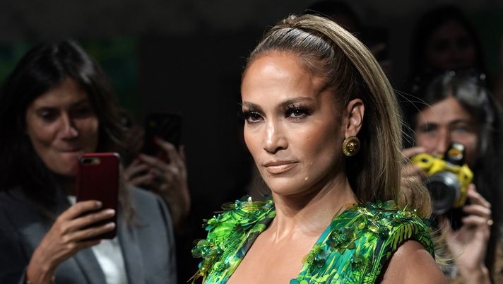 MILAN, ITALY - SEPTEMBER 20: Jennifer Lopez walks the runway at the Versace show during the Milan Fashion Week Spring/Summer 2020 on September 20, 2019 in Milan, Italy.  (Photo by Vittorio Zunino Celotto/Getty Images) 
