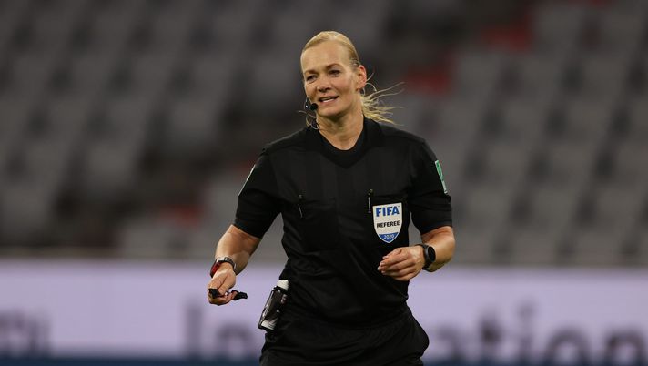 MUNICH, GERMANY - SEPTEMBER 30: Referee Bibiana Steinhaus gestures during the Supercup 2020 match between FC Bayern Muenchen and Borussia Dortmund at Allianz Arena on September 30, 2020 in Munich, Germany. (Photo by Alexander Hassenstein/Getty Images ) MUNICH, GERMANY - SEPTEMBER 30: Referee Bibiana Steinhaus gestures during the Supercup 2020 match between FC Bayern Muenchen and Borussia Dortmund at Allianz Arena on September 30, 2020 in Munich, Germany. (Photo by Alexander Hassenstein/Getty Images )