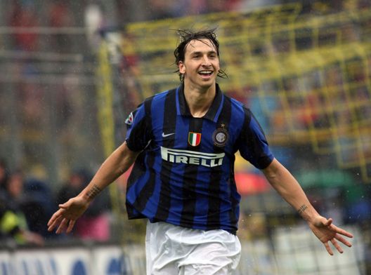 PARMA, ITALY - MAY 18: Zlatan Ibrahimovic of Inter in action during the Serie A match between Parma and Inter at the Stadio Tardini on May 18, 2008 in Parma, Italy. (Photo by New Press/Getty Images) Quando Mourinho bocciò CR7: “Il Pallone d’Oro 2008? Lo meritava Ibrahimovic”- immagine 2