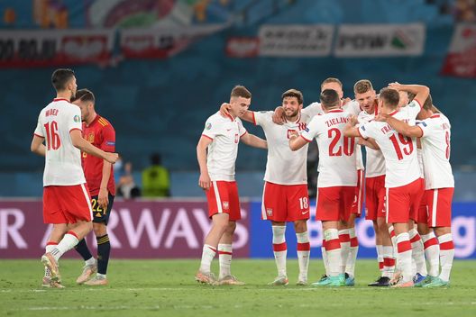 SEVILLE, SPAIN - JUNE 19: Karol Linetty and Bartosz Bereszynski of Poland celebrate with their team mates after the UEFA Euro 2020 Championship Group E match between Spain and Poland at Estadio La Cartuja on June 19, 2021 in Seville, Spain. (Photo by David Ramos/Getty Images) SEVILLE, SPAIN - JUNE 19: Karol Linetty and Bartosz Bereszynski of Poland celebrate with their team mates after the UEFA Euro 2020 Championship Group E match between Spain and Poland at Estadio La Cartuja on June 19, 2021 in Seville, Spain. (Photo by David Ramos/Getty Images)