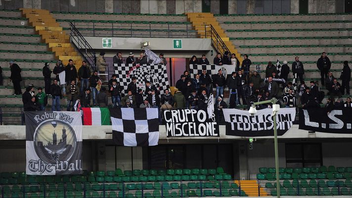VERONA, ITALY - JANUARY 25: A general view of AC Siena fans during the Tim Cup match between AC Chievo Verona and AC Siena at Stadio Marc'Antonio Bentegodi on January 25, 2012 in Verona, Italy. (Photo by Dino Panato/Getty Images) Coreografia vietata per timore del Covid: gli ultras Siena disertano il derby con il Grosseto - immagine 1