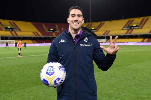 Dusan Vlahovic si porta a casa il pallone dopo la tripletta segnata al Benevento Dusan Vlahovic si porta a casa il pallone dopo la tripletta segnata al Benevento