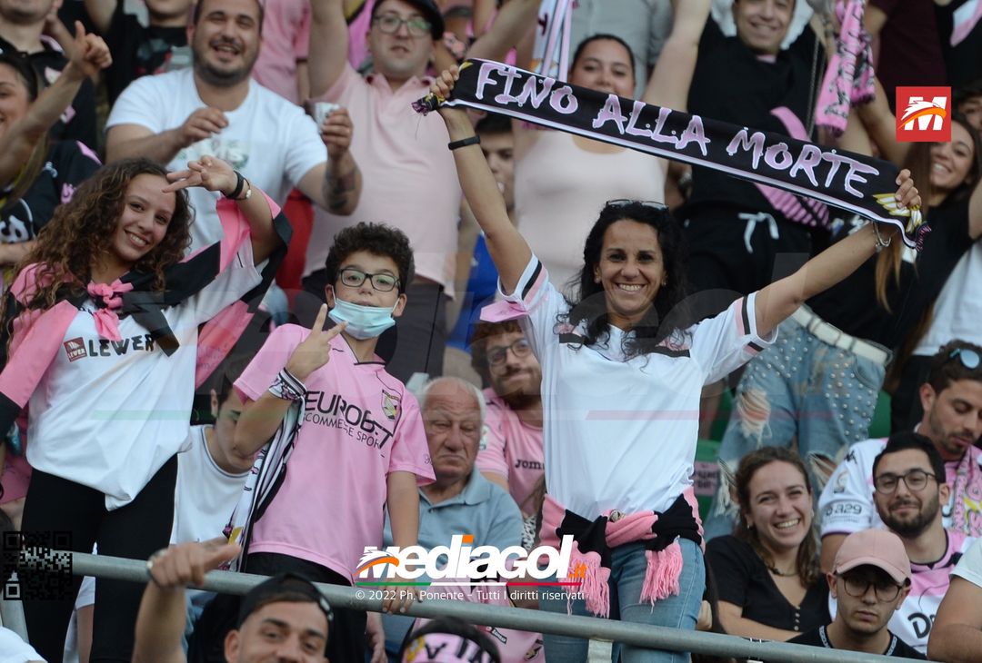 Fototifo, i tifosi allo stadio per Palermo-Feralpisaló 1-0 (gallery) - immagine 167