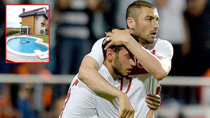 Calhanoglu e Yilman in nazionale, nel riquadro la villa passata dall'uno all'altro secondo Hurriyet Calhanoglu e Yilman in nazionale, nel riquadro la villa passata dall'uno all'altro secondo Hurriyet