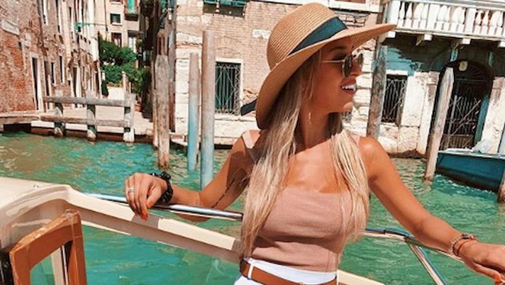 Agustina fa impazzire anche Beverly Hills. Lady Martinez, il selfie è super sexy Agustina fa impazzire anche Beverly Hills. Lady Martinez, il selfie è super sexy