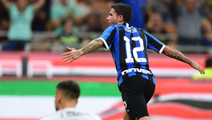 Inter Milan's Italian midfielder Stefano Sensi celebrates after opening the scoring during the Italian Serie A football match Inter Milan vs Udinese on September 14, 2019 at the San Siro stadium in Milan. (Photo by Miguel MEDINA / AFP) (Photo credit should read MIGUEL MEDINA/AFP/Getty Images) Sensi, l’Inter ha il sentore della ricaduta: cosa c’è dietro la sua esclusione - immagine 1