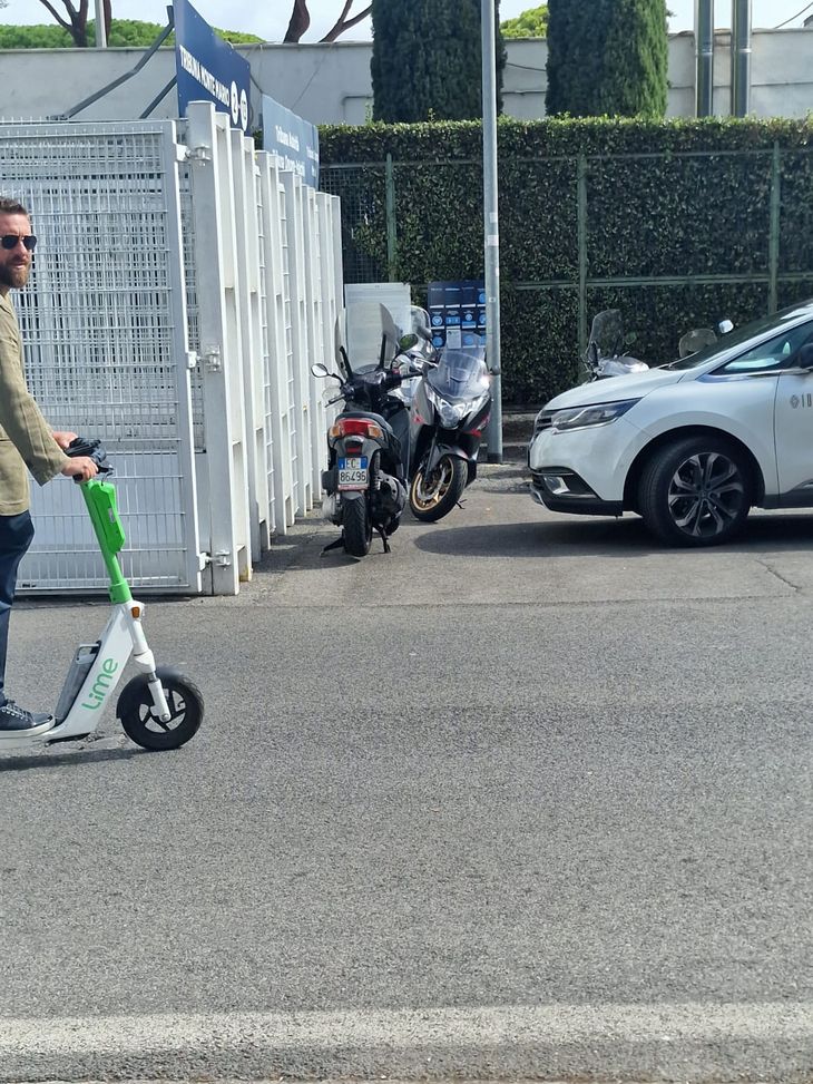 De Rossi ecologista: in giro per Roma con il monopattino elettrico- immagine 2