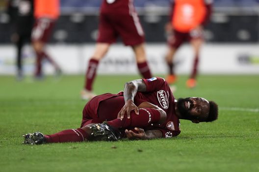ROME, ITALY - MAY 18: Nicolas Nkoulou of Torino FC reacts as they hold their leg during the Serie A match between SS Lazio and Torino FC at Stadio Olimpico on May 18, 2021 in Rome, Italy. Sporting stadiums around Italy remain under strict restrictions due to the Coronavirus Pandemic as Government social distancing laws prohibit fans inside venues resulting in games being played behind closed doors. (Photo by Paolo Bruno/Getty Images) Watford, Nkoulou si presenta: “Premier League e Ranieri l’ideale dopo il Toro”- immagine 2