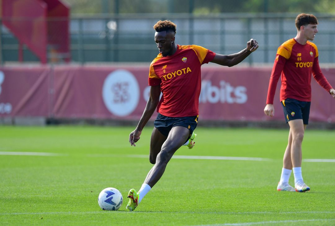 Trigoria, Dybala in gruppo prima della sfida con il Torino – FOTO GALLERY - immagine 7