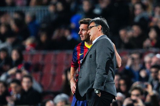 BARCELONA, SPAIN - JANUARY 08: Lionel Messi of FC Barcelona listens his Head coach Gerardo 'Tata' Martino of FC Barcelona during the Copa del Rey round of 16 first leg match between FC Barcelona and Getafe CF at Camp Nou on January 8, 2014 in Barcelona, Spain. (Photo by David Ramos/Getty Images) Messi, l’incubo di Martino: prima al Barcellona, poi al Mondiale… - immagine 1