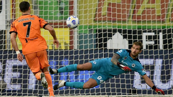 CESENA, ITALY - NOVEMBER 01: Cristiano Ronaldo of Juventus scores a goal from the penalty spot (1-4) during the Serie A match between Spezia Calcio and Juventus at Dino Manuzzi Stadium on November 1, 2020 in Cesena, Italy. (Photo by Giuseppe Bellini/Getty Images) CESENA, ITALY - NOVEMBER 01: Cristiano Ronaldo of Juventus scores a goal from the penalty spot (1-4) during the Serie A match between Spezia Calcio and Juventus at Dino Manuzzi Stadium on November 1, 2020 in Cesena, Italy. (Photo by Giuseppe Bellini/Getty Images)