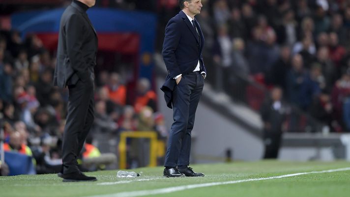 MANCHESTER, ENGLAND - OCTOBER 23: Manchester coach Jose Mourinho and Juventus coach Massimiliano Allegri during the Group H match of the UEFA Champions League between Manchester United and Juventus at Old Trafford on October 23, 2018 in Manchester, United Kingdom. (Photo by Daniele Badolato - Juventus FC/Juventus FC via Getty Images) Mourinho prende d’esempio la Juve: “Se de Ligt si fa male gioca Chiellini. È questa la differenza” - immagine 1