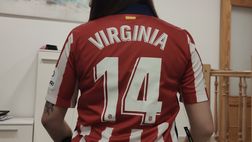 Il cuore oltre il derby: una tifosissima Real indossa la maglia di Virginia Torrecilla simbolo Atletico