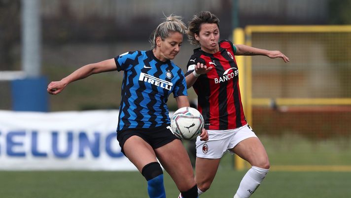 MILAN, ITALY - MARCH 28:Valentina Giacinti (R) of AC Milan competes for the ball with Julie Martine Debever (L) of FC Internazionale during the Women Serie A match between FC Internazionale and AC Milan at Suning Youth Development Centre in memory of Giacinto Facchetti on March 28, 2021 in Milan, Italy. (Photo by Marco Luzzani/Getty Images) MILAN, ITALY - MARCH 28:Valentina Giacinti (R) of AC Milan competes for the ball with Julie Martine Debever (L) of FC Internazionale during the Women Serie A match between FC Internazionale and AC Milan at Suning Youth Development Centre in memory of Giacinto Facchetti on March 28, 2021 in Milan, Italy. (Photo by Marco Luzzani/Getty Images)