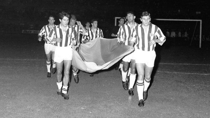 Serie A 1960-1961: Omar Sivori (L) and Gianfranco Leoncini of Juventus lead the team celebration after winning the title. (Photo by Juventus FC/Juventus FC via Getty Images) Serie A 1960-1961: Omar Sivori (L) and Gianfranco Leoncini of Juventus lead the team celebration after winning the title. (Photo by Juventus FC/Juventus FC via Getty Images)