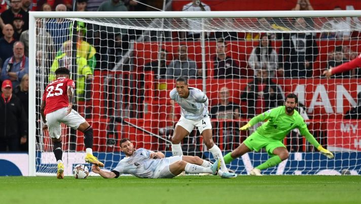 MANCHESTER, ENGLAND - AUGUST 22: Jadon Sancho of Manchester United is challenged by James Milner of Liverpool before scoring their side's first goal during the Premier League match between Manchester United and Liverpool FC at Old Trafford on August 22, 2022 in Manchester, England. (Photo by Michael Regan/Getty Images) North West Derby, il goal di Sancho