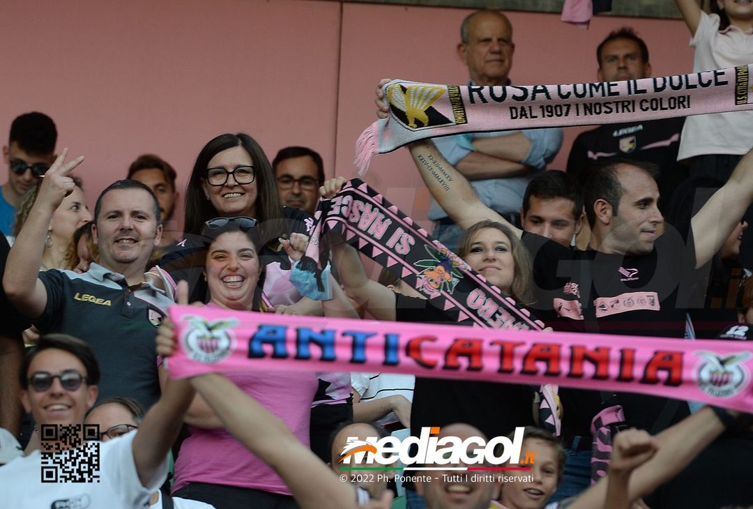 Fototifo, i tifosi allo stadio per Palermo-Feralpisaló 1-0 (gallery) - immagine 106