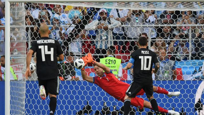 MOSCOW, RUSSIA - JUNE 16:  Hannes Halldorsson of Iceland saves a penalty from Lionel Messi of Argentina during the 2018 FIFA World Cup Russia group D match between Argentina and Iceland at Spartak Stadium on June 16, 2018 in Moscow, Russia.  (Photo by Matthias Hangst/Getty Images) 