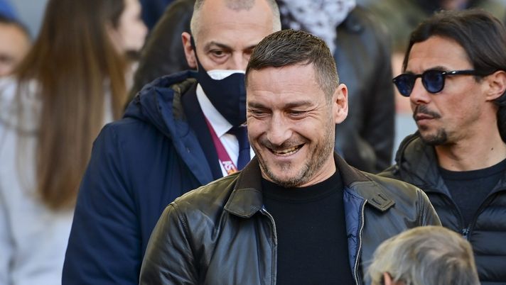 ROME, ITALY - APRIL 10: Francesco Totti during the Serie A match between AS Roma v US Salernitana on April 10, 2022 in Rome, Italy. (Photo by Fabio Rossi/AS Roma via Getty Images) Chi – Totti-Bocchi, è amore vero. E Noemi non si sente la causa del suo divorzio - immagine 1
