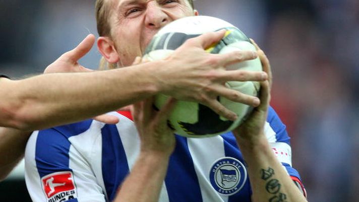 BERLIN - MARCH 14: Andrey Voronin of Berlin reacts during the Bundesliga match between Hertha BSC Berlin and Bayer 04 Leverkusen at the Olympic stadium on March 14, 2009 in Berlin, Germany. (Photo by Matthias Kern/Bongarts/Getty Images) L’ex Liverpool Voronin si dimette dalla Dinamo Mosca e lascia la Russia: “Non potevo più…” - immagine 1