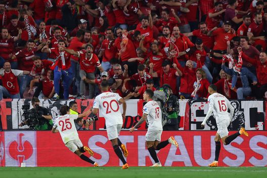 SEVILLE, SPAIN - MAY 18: Erik Lamela of Sevilla FC celebrates after scoring the team's second goal during the UEFA Europa League semi-final second leg match between Sevilla FC and Juventus at Estadio Ramon Sanchez Pizjuan on May 18, 2023 in Seville, Spain. (Photo by Fran Santiago/Getty Images) Siviglia-Roma, probabili formazioni: Dybala titolare? Ballottaggio Gil-Lamela- immagine 2