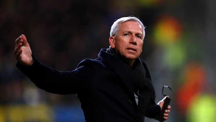 THE HAGUE, NETHERLANDS - JANUARY 19: ADO Den Haag manager / Head coach, Alan Pardew gives his players instructions from the sidelines during the Eredivisie match between ADO Den Haag and RKC Waalwijk at Cars Jeans Stadion on January 19, 2020 in The Hague, Netherlands. (Photo by Dean Mouhtaropoulos/Getty Images) THE HAGUE, NETHERLANDS - JANUARY 19: ADO Den Haag manager / Head coach, Alan Pardew gives his players instructions from the sidelines during the Eredivisie match between ADO Den Haag and RKC Waalwijk at Cars Jeans Stadion on January 19, 2020 in The Hague, Netherlands. (Photo by Dean Mouhtaropoulos/Getty Images)