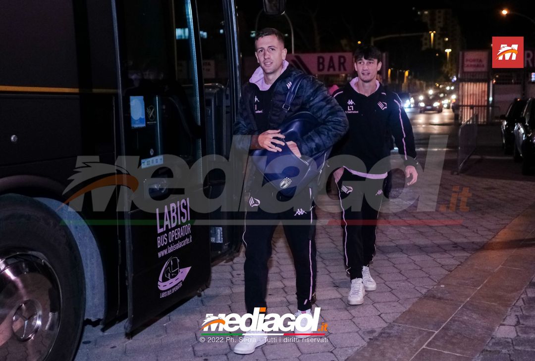 FOTO Perugia-Palermo, i rosanero in partenza dallo stadio “Renzo Barbera” (Gallery) - immagine 23