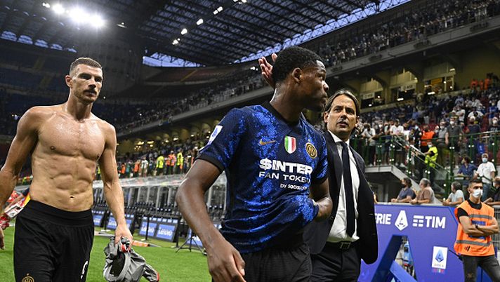 MILAN, ITALY - AUGUST 21:  Head coach of FC Internazionale Simone Inzaghi and Denzel Dumfries react at the end of the Serie A match between FC Internazionale v Genoa CFC at Stadio Giuseppe Meazza on August 21, 2021 in Milan, Italy. (Photo by Mattia Ozbot - Inter/Inter via Getty Images) 