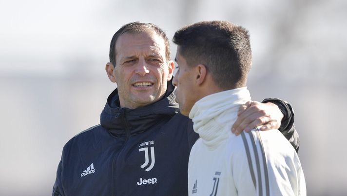 TURIN, ITALY - JANUARY 25: Juventus coach Massimiliano Allegri and player Joao Cancelo during a training session at JTC on January 25, 2019 in Turin, Italy. (Photo by Daniele Badolato - Juventus FC/Juventus FC via Getty Images) TACKLE DURO – Il derby dei media su Allegri e João Cancelo - immagine 1