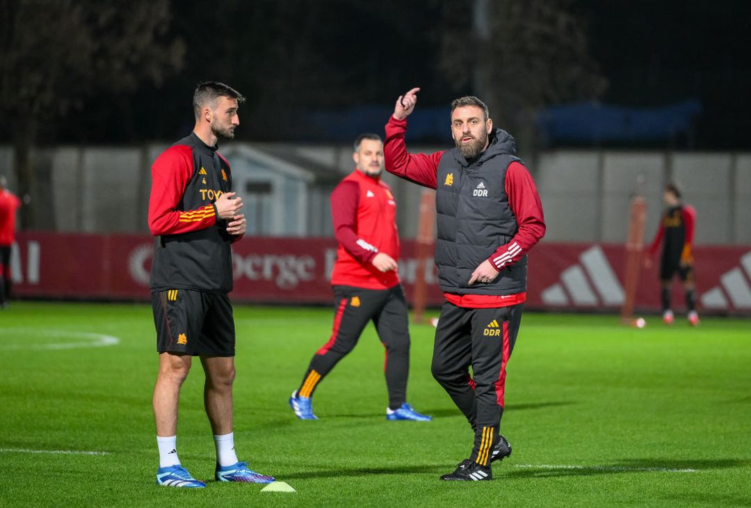 De Rossi riabbraccia la Roma. L’accoglienza a Trigoria – FOTO GALLERY - immagine 24