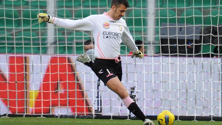 PALERMO, ITALY - JANUARY 22: Emiliano Viviano, goalkeeper of Palermo, in action during the Serie A match between US Citta di Palermo and Genoa CFC at Stadio Renzo Barbera on January 22, 2012 in Palermo, Italy. (Photo by Tullio M. Puglia/Getty Images) PALERMO, ITALY - JANUARY 22: Emiliano Viviano, goalkeeper of Palermo, in action during the Serie A match between US Citta di Palermo and Genoa CFC at Stadio Renzo Barbera on January 22, 2012 in Palermo, Italy. (Photo by Tullio M. Puglia/Getty Images)